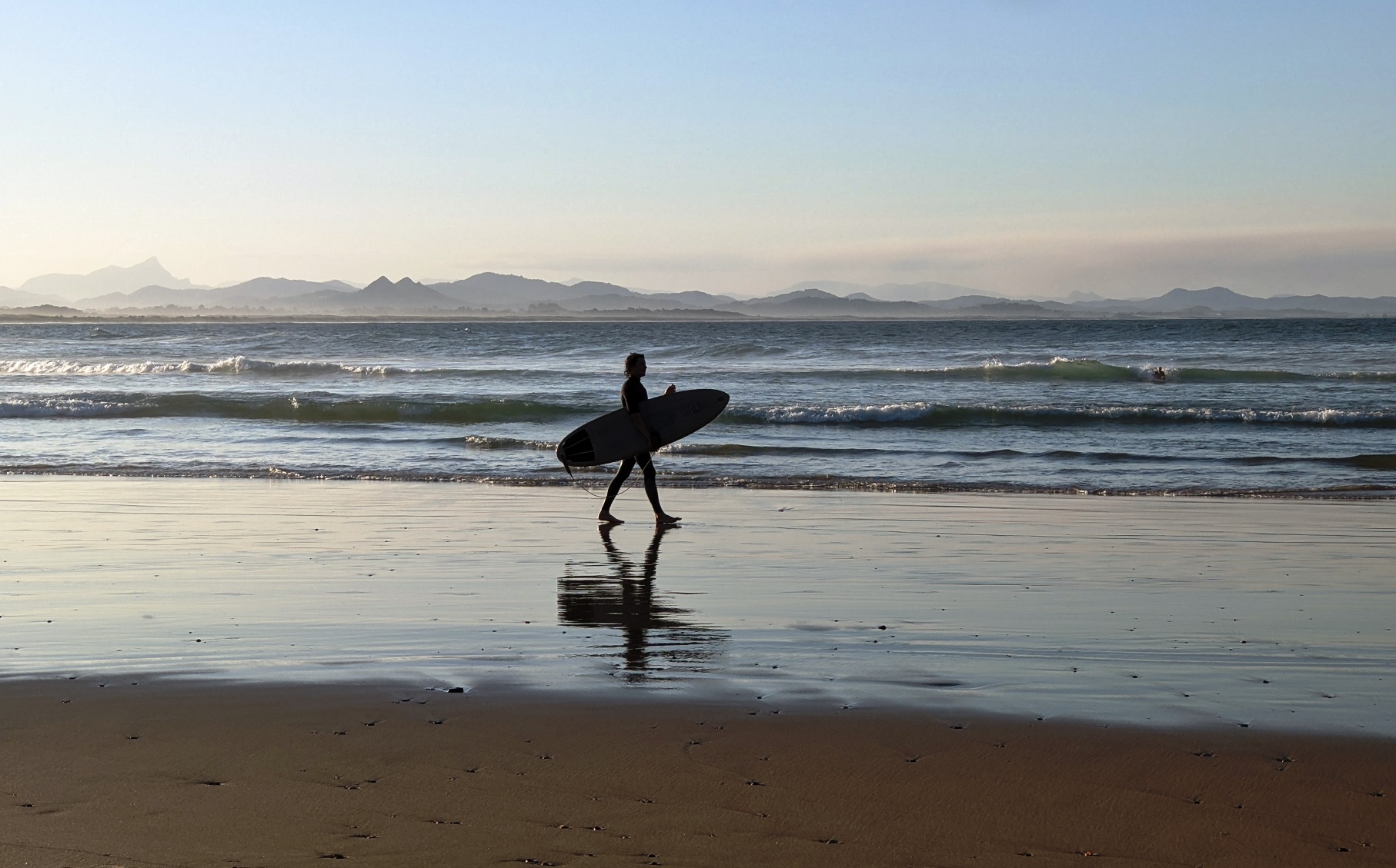 byron beach surfing