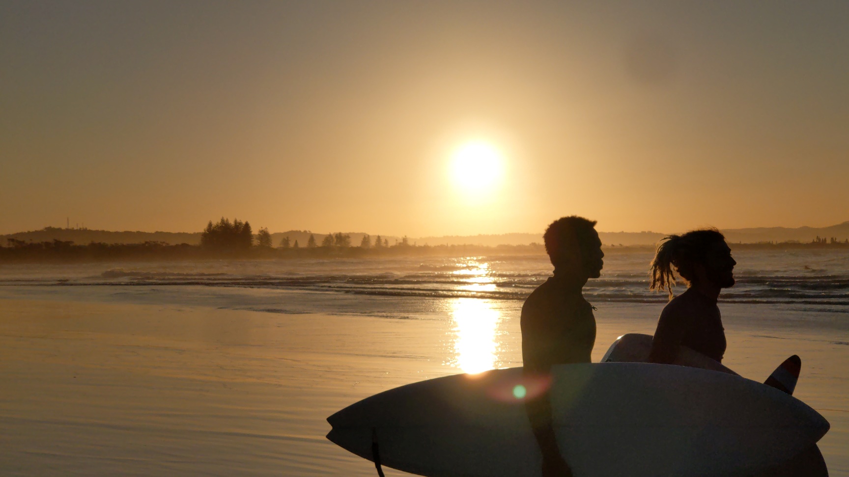 byron beach surfers