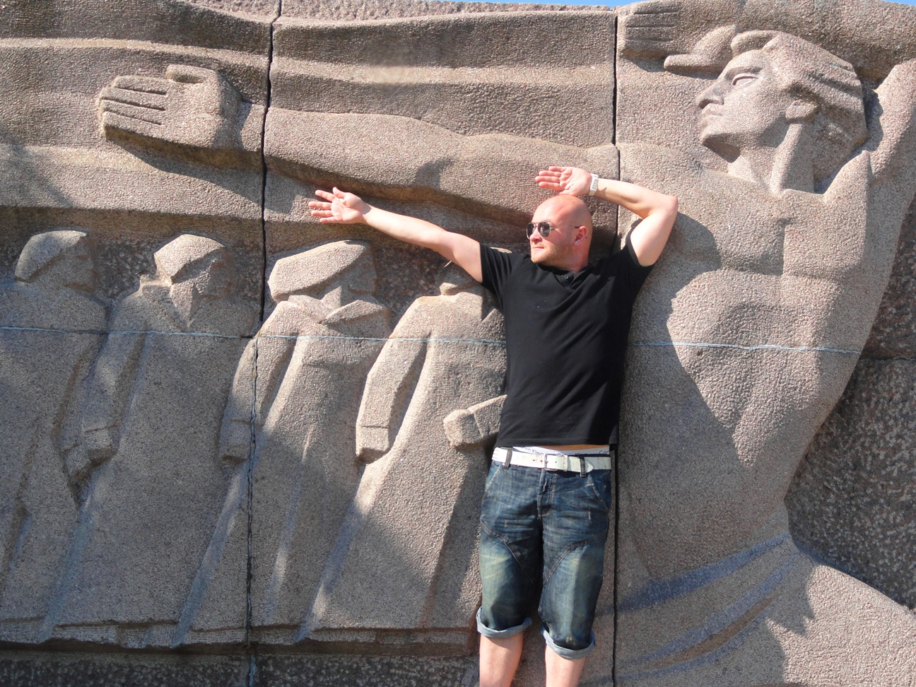 kaunas war museum relief sculpture