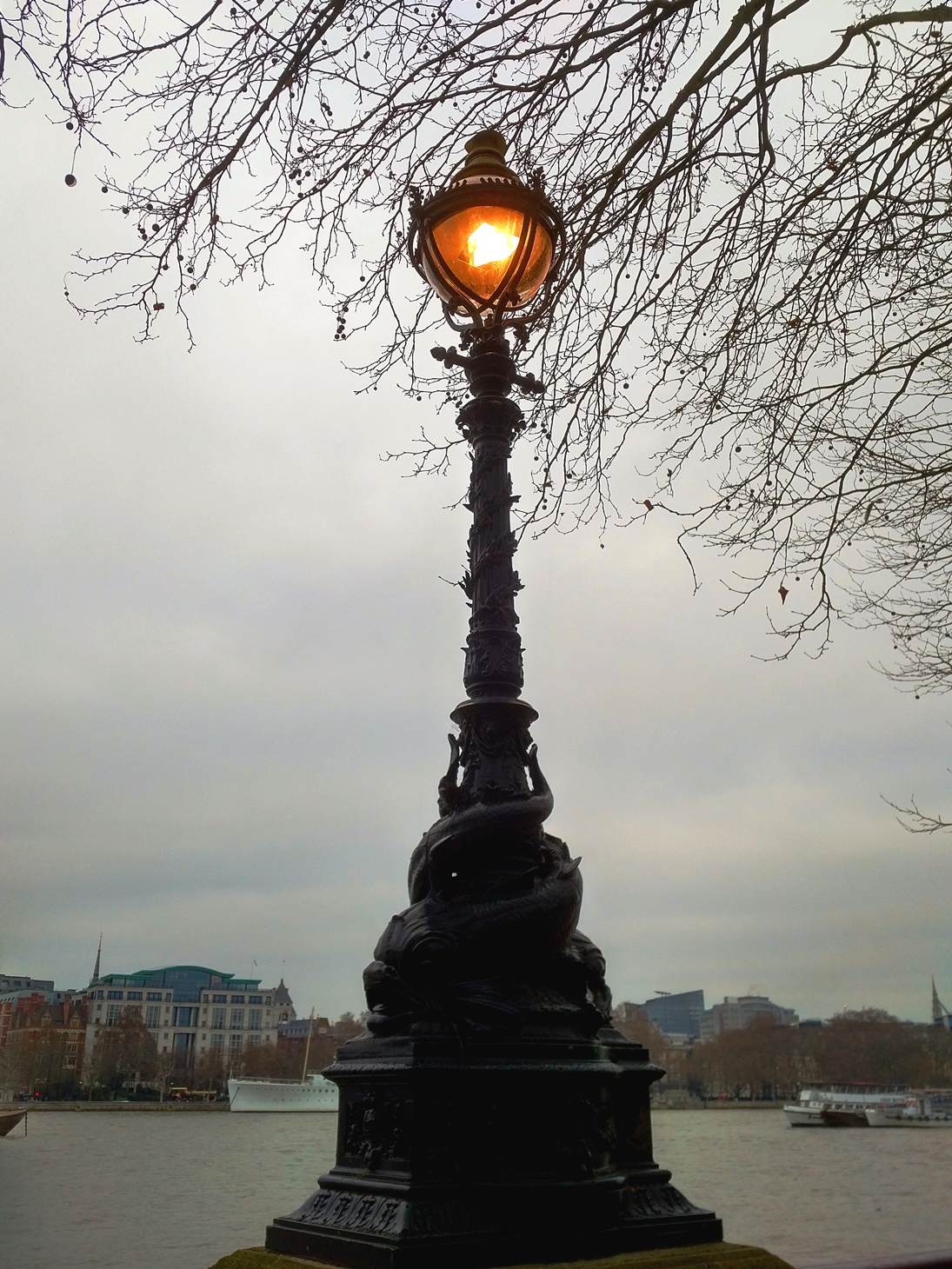 river thames lamp