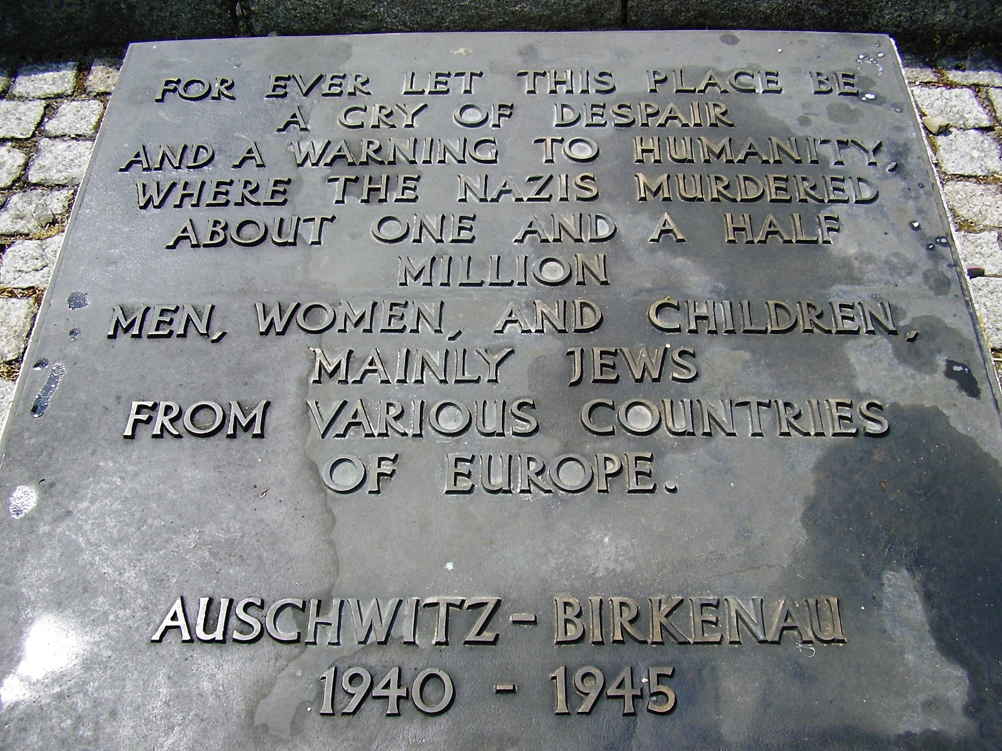 aushwitz-birkenau plaque